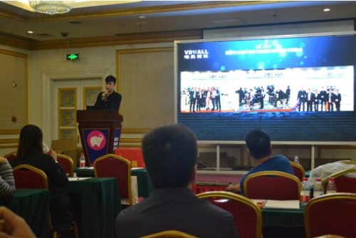 羅工正在介紹國外合作客戶案例