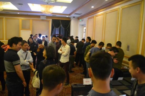 會后的產品區已經擠滿了體驗產品的客戶