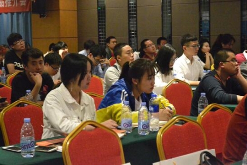 圖中美女正在細心記錄產品應用的相關知識