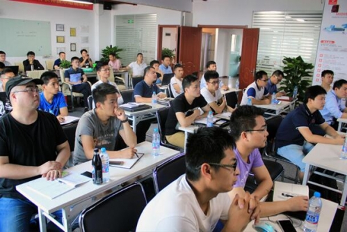 課程第一天,東微股份副總經理盧浩作第一課開講,掀起首輪“學習風暴”