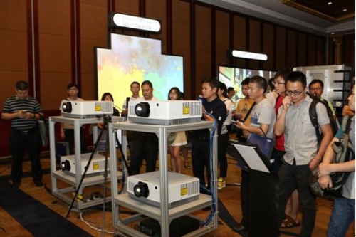 行業客戶專注地傾聽NECMST 4K智能融合的講解