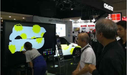 來自武藏野美術大學的學生采用科視Christie FHQ842-T UHD平板進行車體“繪畫”