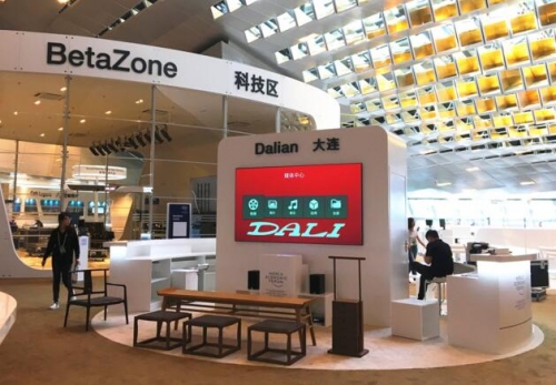 圖二:Vivitek(麗訊)工作人員在2017夏季達(dá)沃斯論壇現(xiàn)場對投影機(jī)進(jìn)行調(diào)試