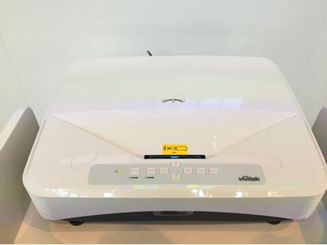 Vivitek(麗訊)DH765Z-UST采用居中鏡頭設計