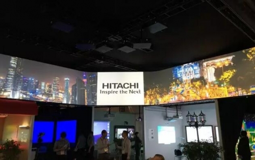 壯觀的“天幕”巨幅廣告牌,精彩畫面點亮夜空