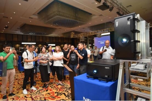 2臺12000流明激光工程投影機融合拼接而成的Laser+Tilt Free異形融合解決方案