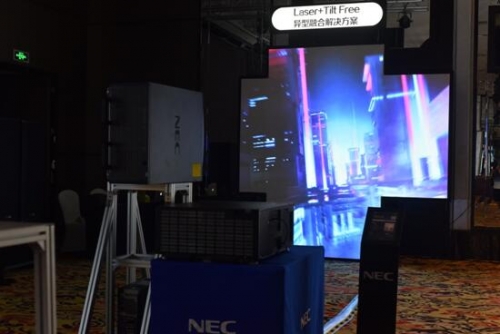 2臺12000流明激光工程投影機融合拼接而成的Laser+Tilt Free異形融合解決方案