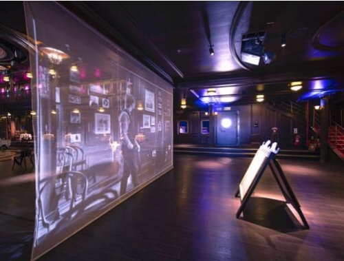 9臺Vivitek(麗訊)DX6530通過紗幔投影方式打造出栩栩如生的場景和人物