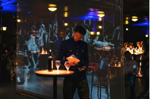 演員與Vivitek(麗訊)DX6530的投影畫面自然的融為一體