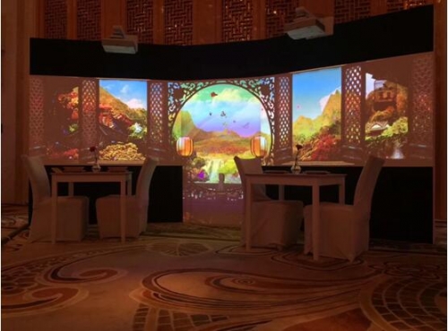 主題餐廳模擬體驗區 短距離呈現超大畫面