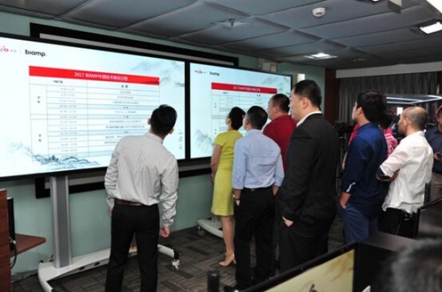 現(xiàn)場嘉賓近距離觀察通過Terisa LUX傳輸?shù)?ldquo;壓縮畫面”與“原始畫面”的差異