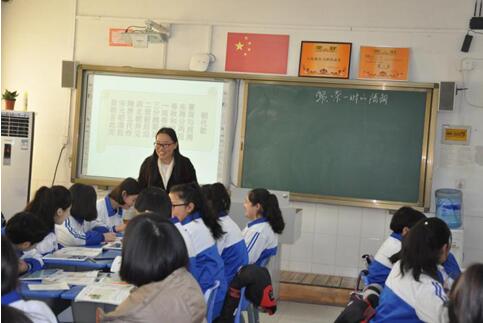 新疆班師生正在利用明基智慧教育平臺上課