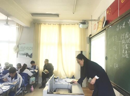 老師正在通過系統檢查學生課前任務單完成情況