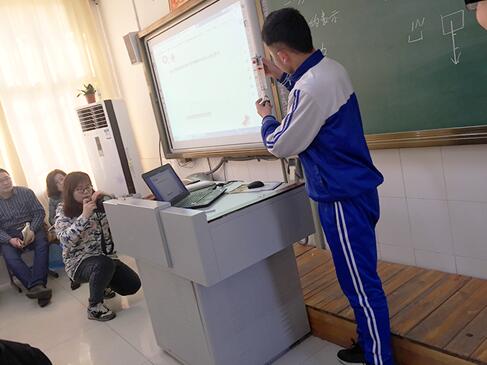 學生上臺分享學習心得