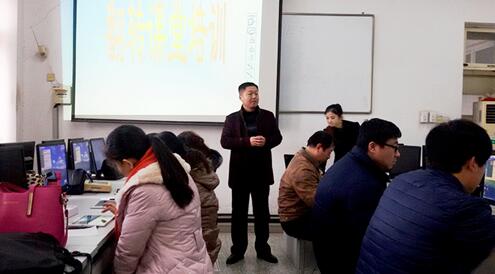 王守松校長正在為開設的培訓課作宣導