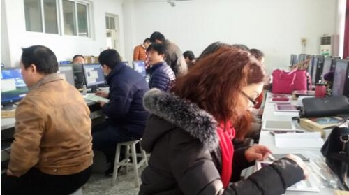 長清一中的老師們正在學習如何設計課前的任務單