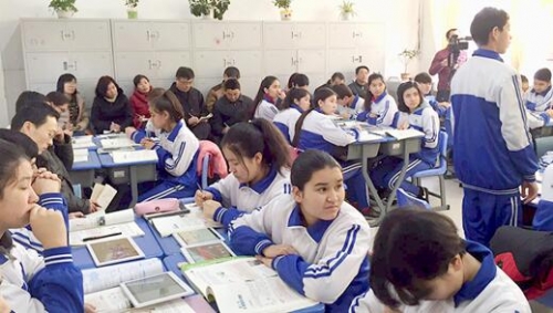 公開課上長清一中的許多老師來進行觀摩學習