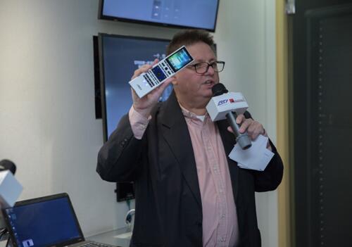 Gregory Revell演示RTI T3x無線控制器的25周年特別版