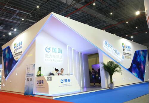 以藍色紙飛機為設計靈感的上電國畫展位