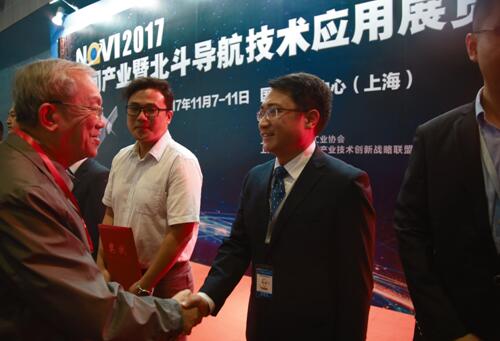 龔惠興院士向錢仕良總經理頒發產品銀獎