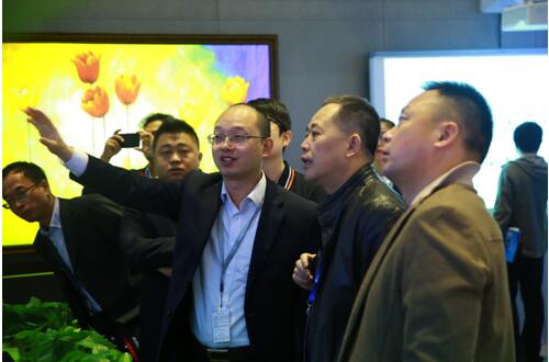 專業觀眾參觀上電國畫展臺