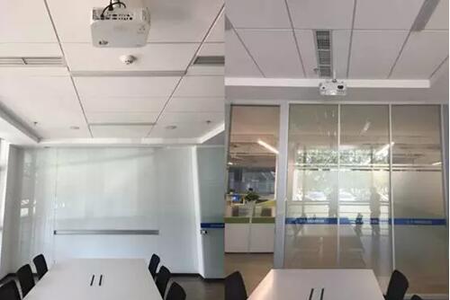 會議室的大面積玻璃墻采光較亮 對投影機亮度有高要求