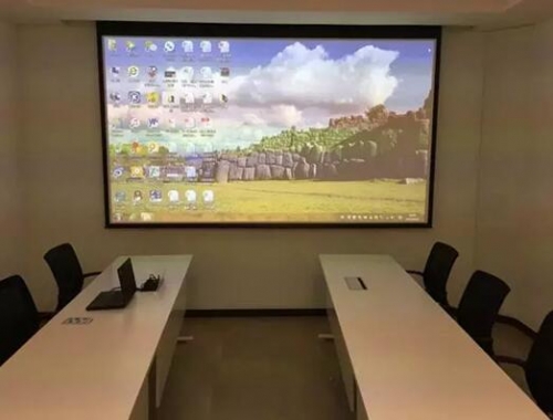 會議室投影畫面清晰可辨 確保辦公文件被更有效地閱讀