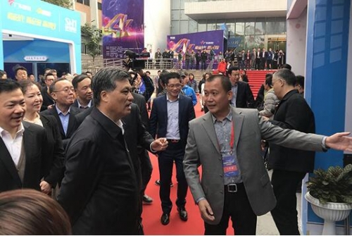 廣東錄音師協(xié)會(huì)李廣宙秘書長在GIRFT展位前,向馬興瑞省長及眾領(lǐng)導(dǎo)匯報(bào)首屆GIRFT工作