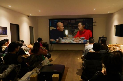 會員們通過Vivitek(麗訊)4K家用投影機HK2288觀賞了經典賀歲片《甲方乙方》