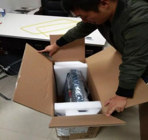 圖4:打開紙箱后內部非常簡潔、整齊。