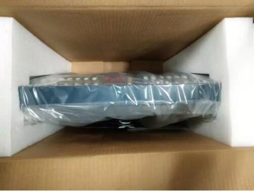 圖5:說明書(包含一個保險絲)、電源線、防塵罩放在調音臺底部的那一面。