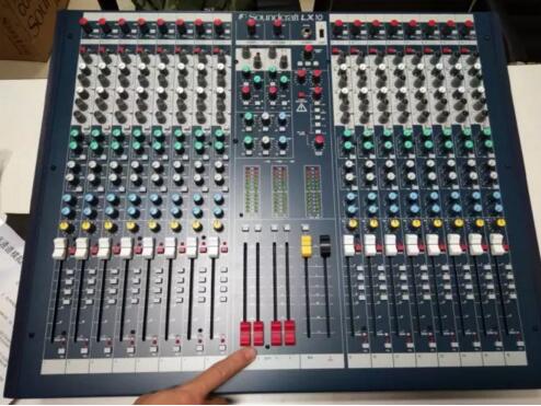 圖11:四組真Group編組推著分布在主輸出的黃色推子旁