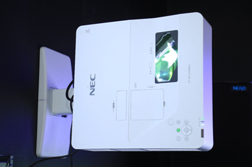 NEC全新HLD超短焦投影打造的數字櫥窗展示方案