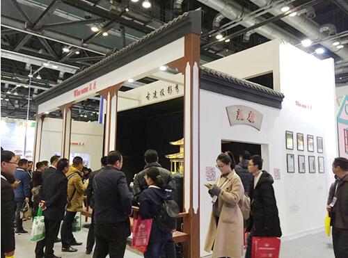 贏康展位前參觀人員絡繹不絕