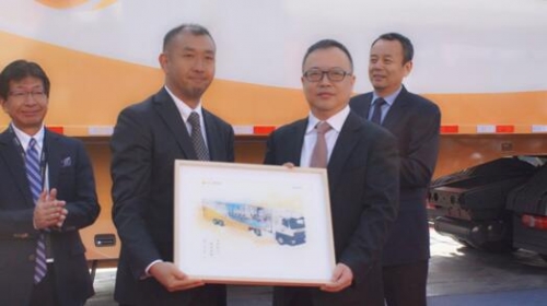 贈送禮物(左起:本野桂副總裁、王瑄總工程師)