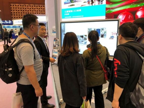 參會者體驗三星智能互動電子白板