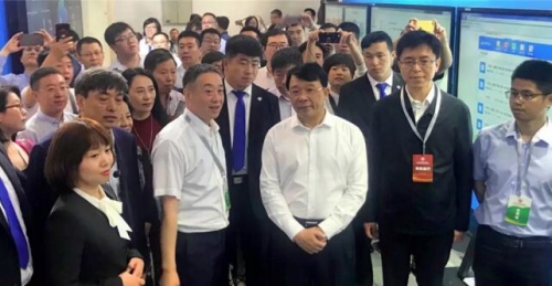 圖九:教育部副部長朱之文參觀新疆兵團(tuán)展館(圖右三)