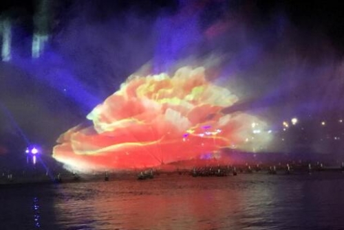 水上燈光秀期間展示的一朵正在綻放的玫瑰