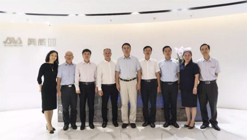 圖一:廣州市王東副市長(圖左五),奧威亞創(chuàng)始人歐俊文(圖左四)