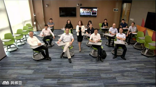 圖四:奧威亞專業(yè)講師向到場參觀的領(lǐng)導(dǎo)們詳細講解產(chǎn)品