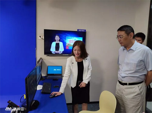 圖五:領(lǐng)導(dǎo)們現(xiàn)場體驗全自動跟蹤系統(tǒng)的演示效果