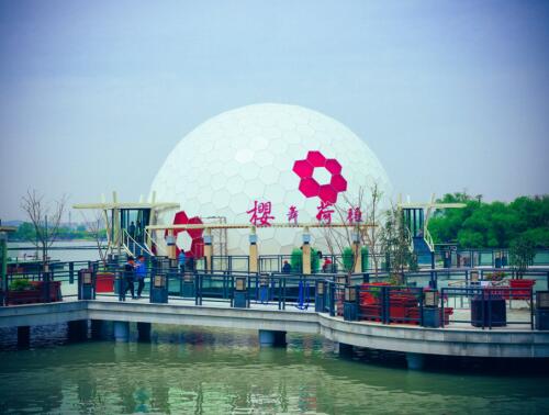 “黿渚明珠”飛行體驗(yàn)館的動(dòng)感球幕數(shù)字影片融入神話故事和絢麗CG特效