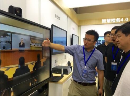 工作人員為用戶講解協(xié)作式網(wǎng)呈功能