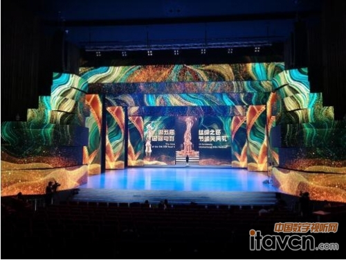 舞臺視覺效果層次鮮明,古樸絢麗