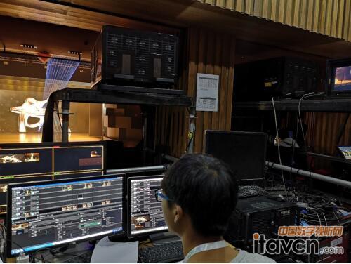 鴻合工程產(chǎn)品人員調(diào)試舞臺視效