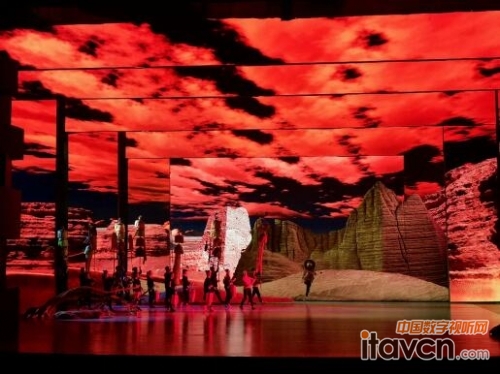 視覺影像令舞臺演出的意境更加悠遠