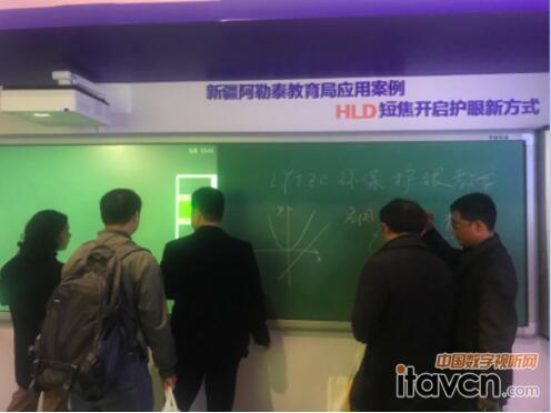 案例展項前客戶駐足了解