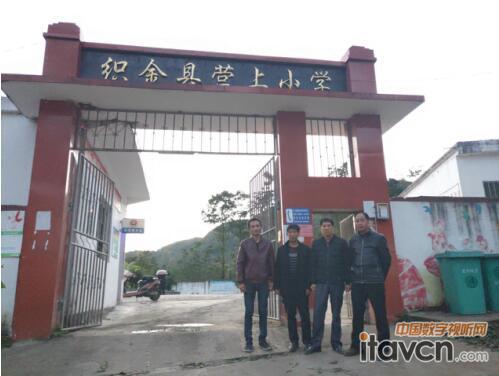 王校長、他的老師、他的學校