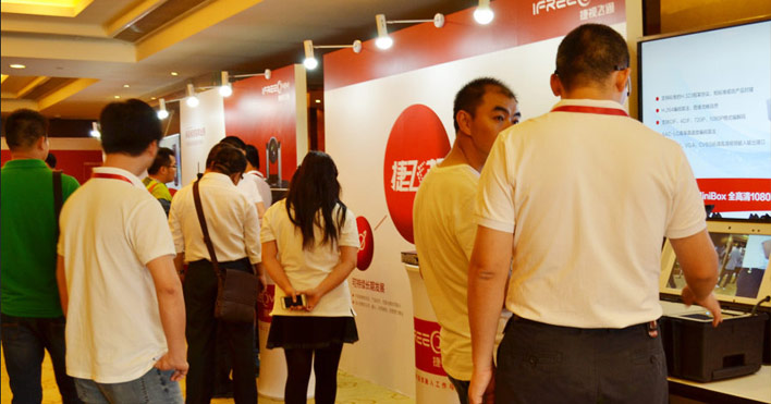 來賓參觀捷視飛通展品