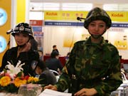 全副武裝的美女颯爽英姿